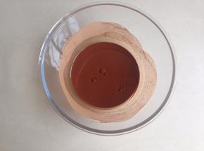 先用热水溶解可可粉，倒入玉米油，用手动打蛋器将它们搅拌好，大概搅拌1分钟，没有出现油水分离