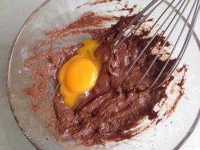 划Z字型拌好不见干粉即可，加入蛋黄