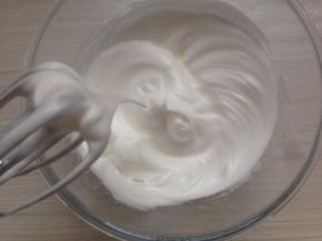 用电动打蛋器打发蛋清，分3次加入细砂糖，打至偏干性发泡