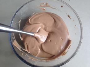 再倒回到剩余的蛋白霜里，用同样手法将蛋糕糊拌好