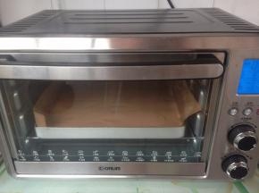 将蛋糕糊倒入正方形烤盘里（铺上油纸或不粘油布），放入已经提前预热到175度的烤箱，烘烤15分钟左右（烘烤温度要根据自家烤箱脾气而定