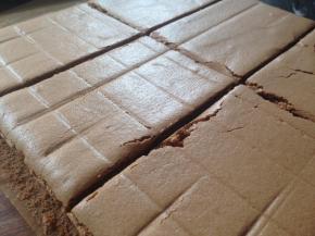 烤好的蛋糕取出，趁热撕掉油布，放凉后切成均等的六块长方形蛋糕片