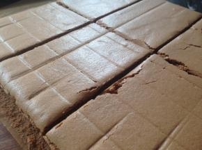 烤好的蛋糕取出，趁热撕掉油布，放凉后切成均等的六块长方形蛋糕片