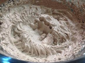 继续打发淡奶油，打至九分发，不要打过，可以打一会停一下看看