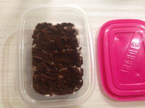 撒一层奥利奥饼干末，大约13克左右