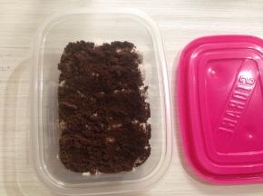 撒一层奥利奥饼干末，大约13克左右