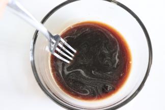 糖和水混合，融化。最好压到无颗粒，全部融化。