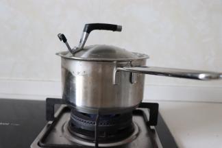 倒入小锅中，小火，盖盖子煮沸糖水。