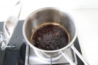 期间可以揭盖用刮刀检查一下糖，是否全部融化。