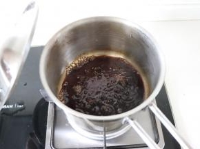 期间可以揭盖用刮刀检查一下糖，是否全部融化。