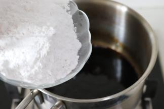 煮沸后，倒入木薯淀粉。