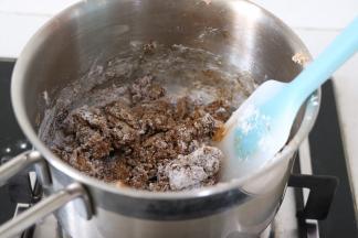 略微搅拌后，粉已经吸好了糖水，时间很短，离火。