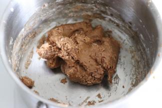 再用硬质刮刀压拌到无干粉。