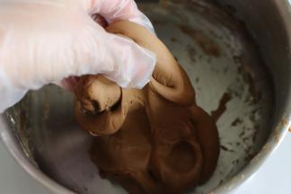 戴好防粘手套，取出粉团。注意这步别烫伤，如果可以最好里面套一个防烫的手套。