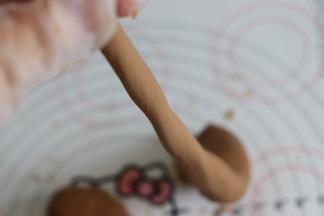 放到揉面垫上，稍微撒少量干的木薯淀粉，揉到粉团更加的光滑，之后分成几块，取一块搓成长条，其他的覆盖保鲜膜，待用。