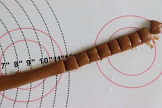 用刮板，切开大小均匀的小块。