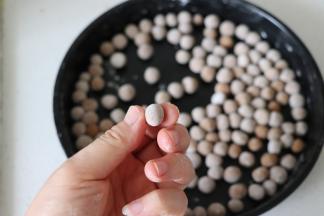 盘子里撒入干的木薯淀粉，倒入小块，或者搓圆。需要不时的撒些粉，晃动盘子，防止粘一起。需要耐心，我的珍珠是越来越大， 吸管都过不去了，好在自家喝，直接用勺子吧- -!。