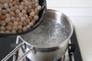 用大约珍珠量10倍的水，沸腾后，倒入珍珠。