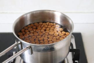 开盖大火煮到珍珠一会就漂浮起来了，继续再20分钟左右，根据自己的珍珠大小决定。小的话15分钟就可以了，因为做脏脏茶的时候，珍珠还需要煮的。