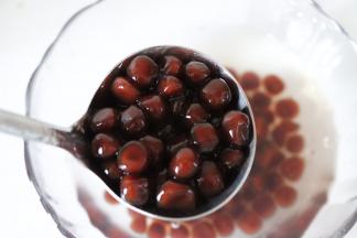 如果做茶的话，就可以和黑糖水，再继续煮到粘稠，珍珠颜色变深，更加通透的。如果配其他奶茶，不需要再煮的话，那么前面最好一次煮透大约25分钟关火后，再闷15分钟，珍珠才熟透了，可以直接搭配奶茶食用了。
煮好需要的珍珠，捞出过冰水。