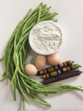 准备好所需的食材：
面粉适量，鸡蛋3个，火腿肠3根，豇豆一把掐去头尾，洗干净备用。
