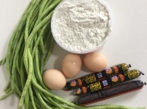 准备好所需的食材：
面粉适量，鸡蛋3个，火腿肠3根，豇豆一把掐去头尾，洗干净备用。