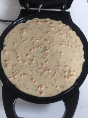 把静置好的面糊搅拌均匀，倒在豇豆的表面，用铲子铺平。