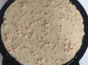 把静置好的面糊搅拌均匀，倒在豇豆的表面，用铲子铺平。