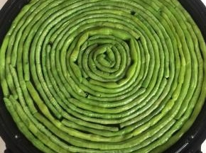 电饼铛放入少许油，把焯好水的豇豆盘在电饼铛里。