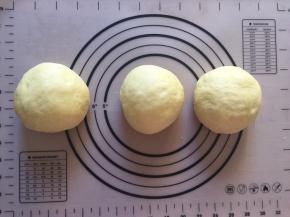 拿出排气分成三份，盖上保鲜膜松弛15分钟