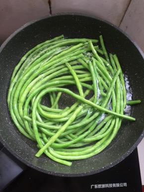 水烧开加入一勺盐和少许油，放入豇豆焯水至豇豆变软即可。
