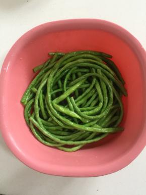 捞出沥干水分，不用过凉水哦！