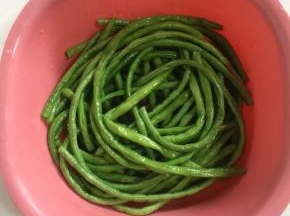 捞出沥干水分，不用过凉水哦！