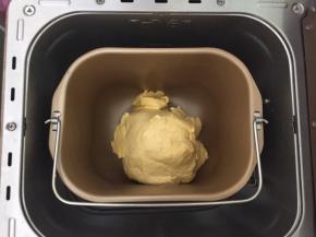 加入软化好的黄油，继续和面30分钟