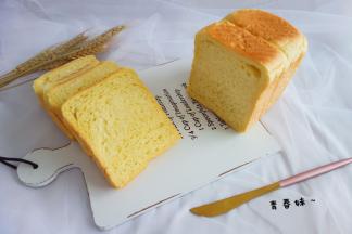 出炉轻震两下，倒在烤网上晾凉，再切片