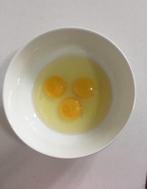 鸡蛋磕入碗中搅拌均匀。