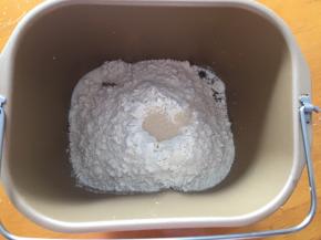 将黄油以上全部材料放入面包机，和面20分钟