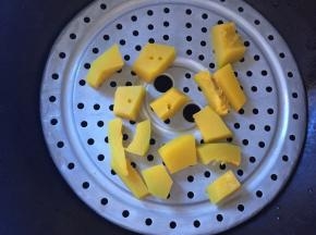 先将南瓜蒸熟