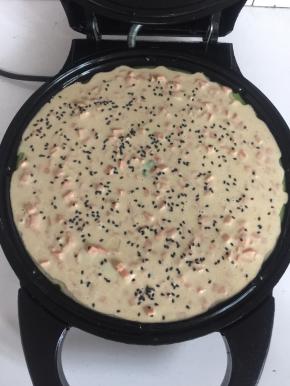 在面糊表面撒上适量的黑芝麻。