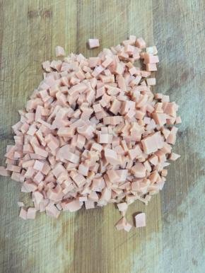 火腿肠剥皮切成小丁儿备用。