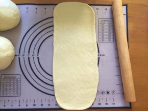 拿出一个擀成长方形