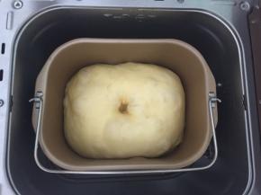 面包机中发酵，发酵至两倍大，戳洞不回缩即可