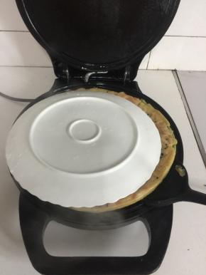 借助铲子和平盘就可以很轻松的把烤好的豆角饼翻面过来哦！（想吃酥脆一点的可以再适当多煎一分钟哦。）