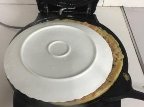 借助铲子和平盘就可以很轻松的把烤好的豆角饼翻面过来哦！（想吃酥脆一点的可以再适当多煎一分钟哦。）