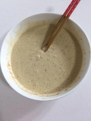 搅拌好的面糊静置10分钟。