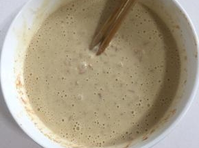 搅拌好的面糊静置10分钟。