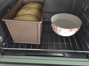 放入烤箱二次发酵1小时，夏天不用开发酵功能，放一碗热水就可以了，发酵至9分发，盖上盖子