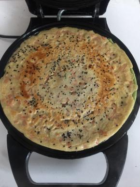 煎制表面金黄色即可。（电饼铛是两面同时加热的哦！）