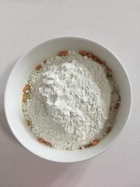 加入适量的面粉和适量的水搅拌均匀至无干面粉状态。