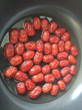 红枣加入水烧开煮5分钟。